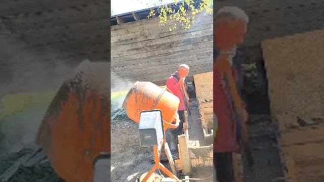 Искренний Я , заливаю погреб без помощников 😁 смотреть онлайн