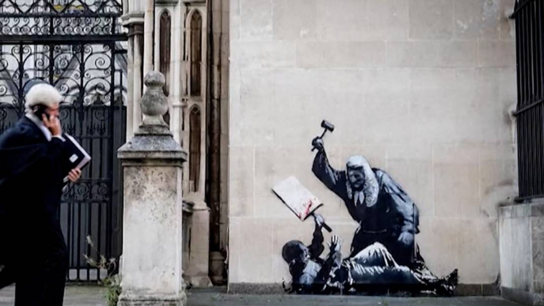 Забить протестующих молотком: новая работа Бэнкси взбудоражила Лондон