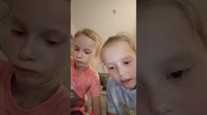 Мия и Камилла рисуем цветы