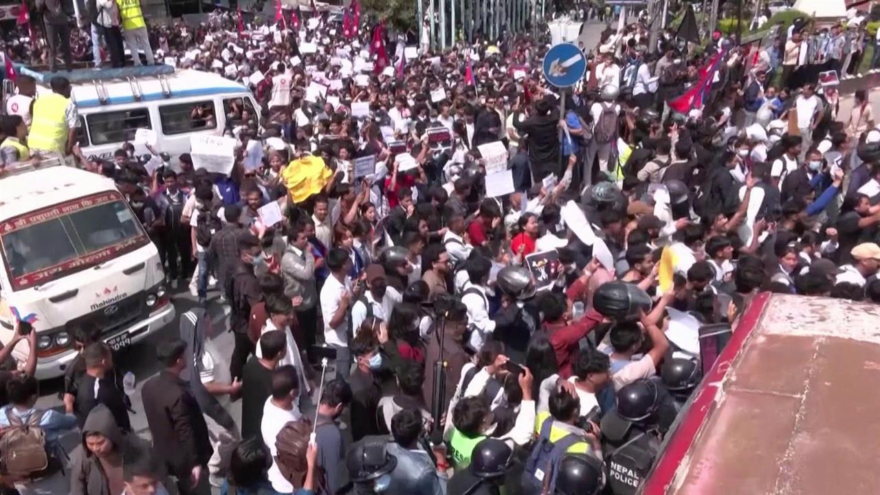 Премьер Непала подал в отставку на фоне массовых беспорядков