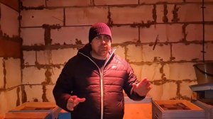 Зимовка пчел в феврале. Пчелы мед едят и спят.