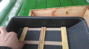 Простая и удобная кормушка для пчёл