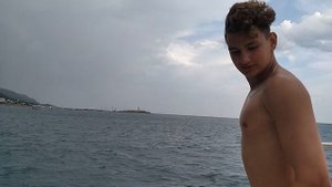 Стоим на носу мчащейся по Чёрному морю Яхте в Большом Утрише