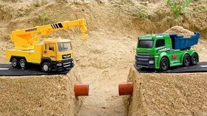 Строительная техника ремонтирует дорогу | Экскаватор, автокран и самосвал для детей |