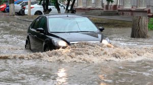 Центр Южно-Сахалинска превратился в большое озеро из-за сильнейшего ливня