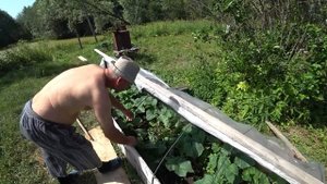 ОТШЕЛЬНИК В ЗАБРОШЕННОЙ ДЕРЕВНЕ. СМОТРИМ ЕГО ДОМ, ДЕРЕ