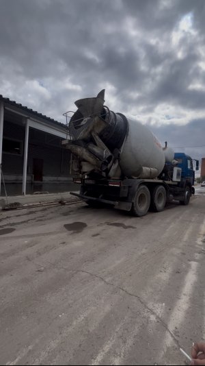 Бетонный пол для разгрузочно-погрузочной зоны . Обьем 1300 м2 .