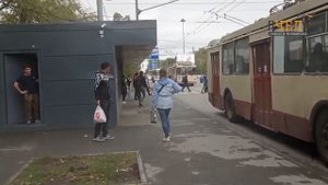 В Челябинске мужчины разбили стекло троллейбуса буты?