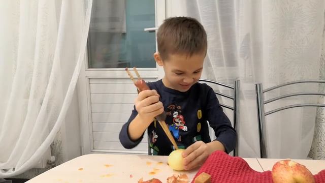 Эксперименты с яблоком, луком и помидорами смотреть онлайн