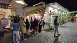 Очередь за шашлыком в Алуште 8.09.2025