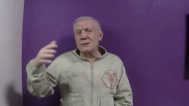 Весенняя ревизия пчел на пасеке. Залог успешного сезо смотреть онлайн