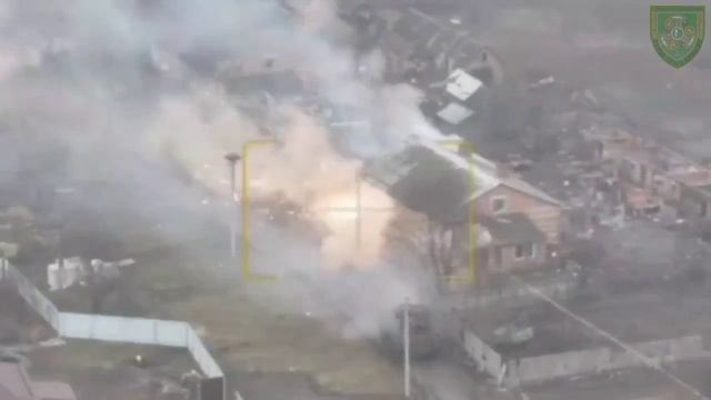 Кадры применения ПТРК TOW-2 с БМП M2A2 Bradley ODS-SA украинской армии практически в упор по зданию смотреть онлайн