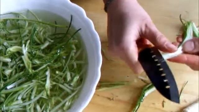 Как чистить  спаржевый каталонский цикорий для римско