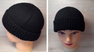 Мужская шапка спицами с не фиксированным отворотом, аккуратной макушкой и фабричным наборным краем.