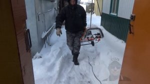 Работа электрического снегоуборщика "Carver STE 2346 в огран