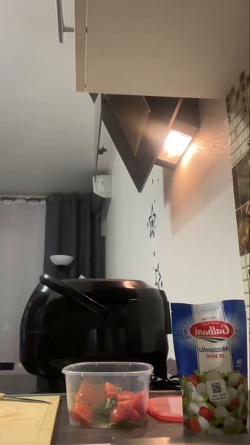 Моцарелла, томаты, рукола и точка смотреть онлайн