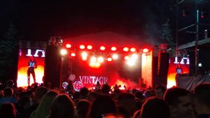 Моя колыбель моя  обитель поёт группа Винтаж на дне го?