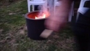Бездымный очаг с красивым мощным пламенем у себя на уч