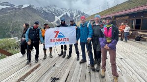 Фрагмент подъема группы Клуба 7 Вершин "Смело с Мелом" по склонам горы Чегет