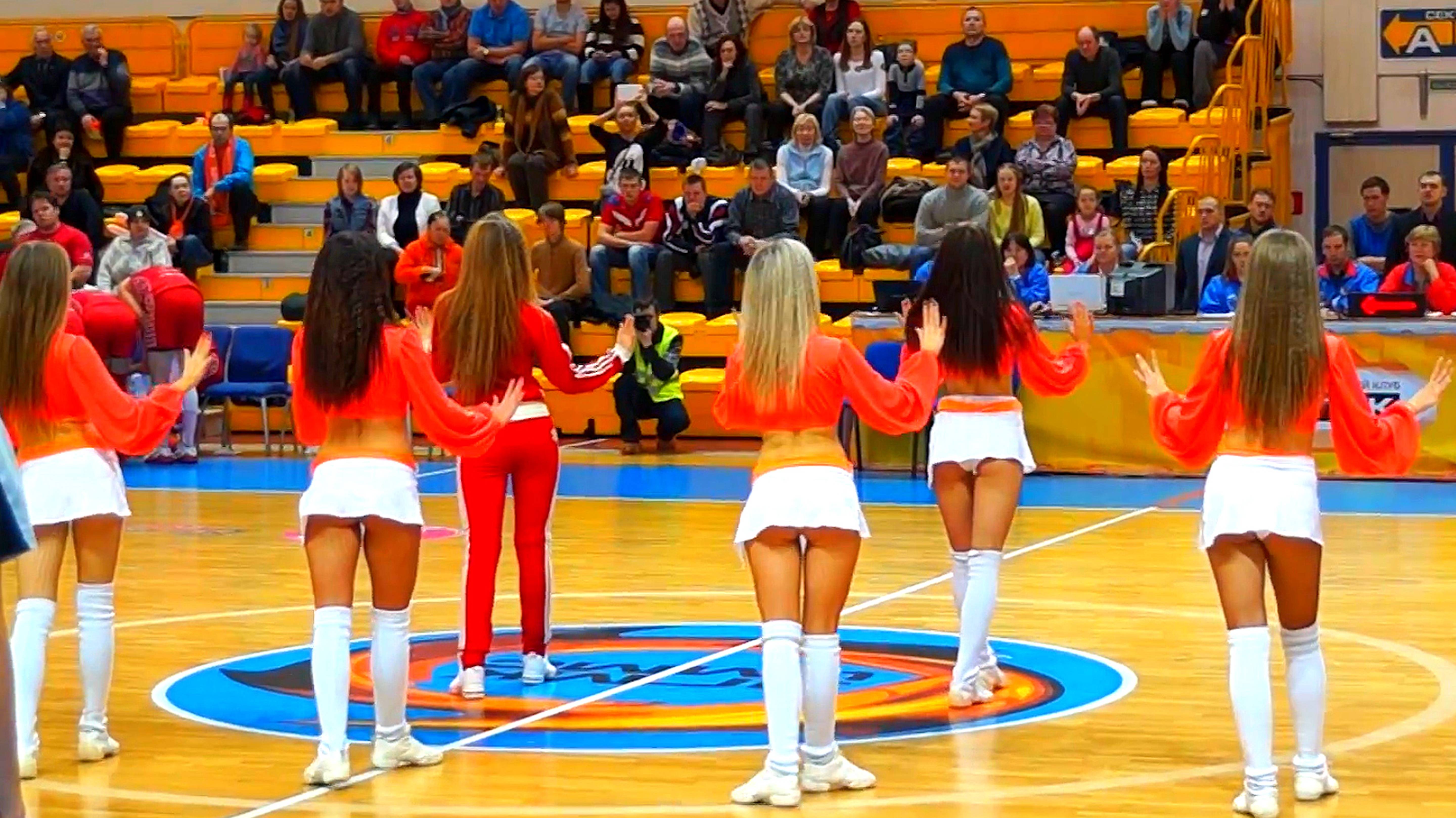 Танец Гопника Группа поддержки БК УГМК UMMC 10.01.16 смотреть онлайн