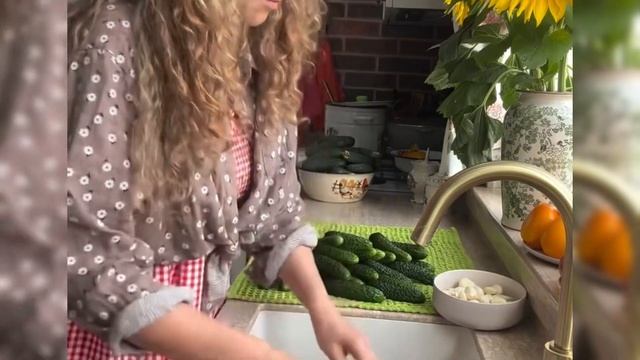 Вновь солю огурчики на зиму влог Петровчанка Лера #garden смотреть онлайн