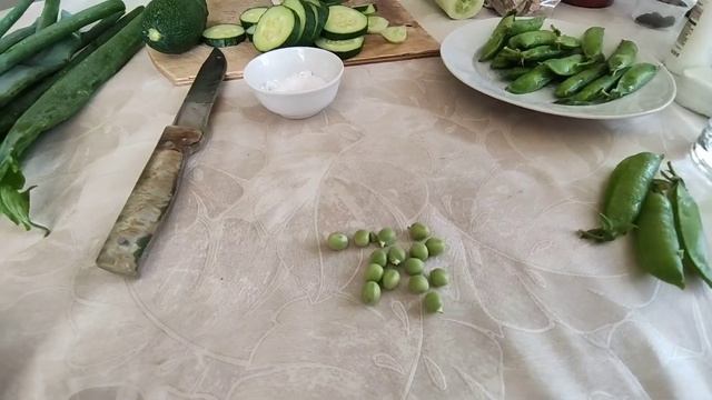 2.08.25. Горох надо убирать. Лук вроде даже ничего. смотреть онлайн