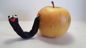 Мультфильм Червяк и яблоко