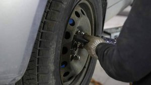 Половина автосервисов отказывает в ремонте авто с запчастями клиентов