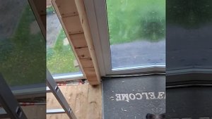 1000034104.mp4 (Собака наблюдает за устройством откосов у дверного проёма в доме А-фрейм)