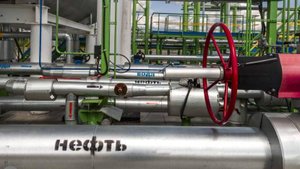 Эксперт оценил вероятность падения цен на нефть из-за профицита на рынке