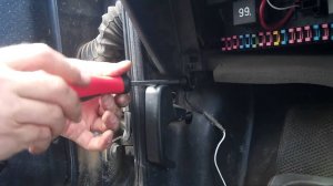 где находится блок реле и предохранителей vw passat b3