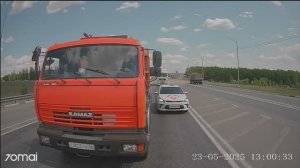 Про то, как наглый водила мусоровоза подрезал таксиста, у которого потом ещё и бампер отвалился...