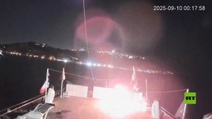 لحظة تعرض سفينة "أسطول الصمود" للهجوم بقنبلة حارقة في ميناء تونس