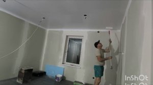Лёша с Тёмой постелили ламинат/Сергей подключил свет/Лёша закатал потолок/Ремонт дома