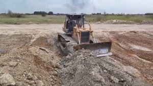 мощный бульдозер KOMATSU D58P, погружающий Землю в Воду, и самосвал весом 25 тонн, разгружающий грун