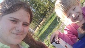 Я и Полечка  гуляем на десткой  площадке)