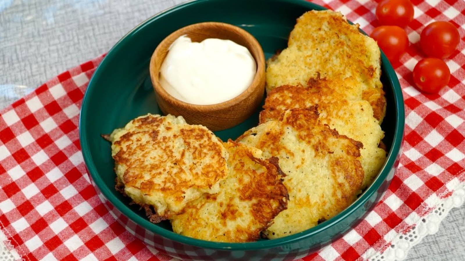 ДРАНИКИ, КАК У БАБУШКИ за 15 минут - хрустящие снаружи и нежные внутри! Секрет, чтобы НЕ темнели смотреть онлайн