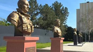 В центре Луганска открыли аллею с бюстами погибших героев СВО