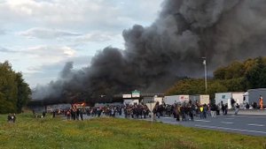 В городах Франции продолжается акция "Блокируем всё"Протестующие захватили Лионский вокзал в Париже