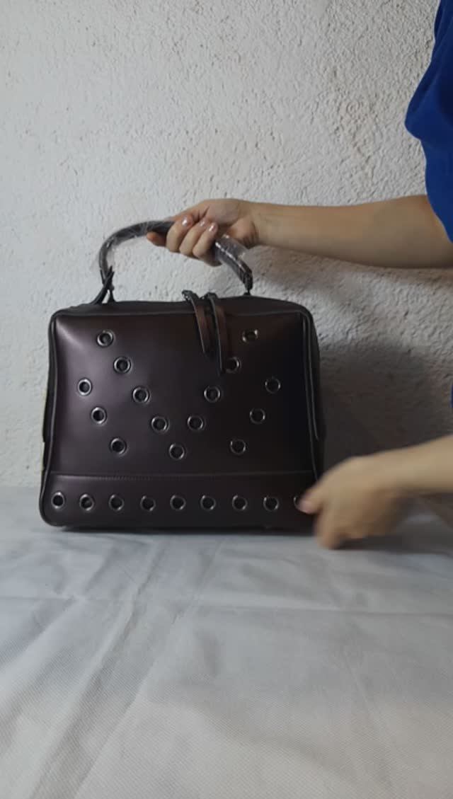 Сумка из натуральной кожи с люверсами