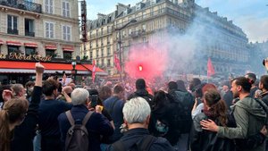 "С нас хватит": более 100 тысяч человек вышли на протестные акции во Франции