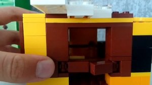 обзор на lego minecraft пчелиный коттедж