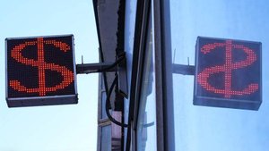 Эксперт предупредил о спекулятивном характере роста курса доллара