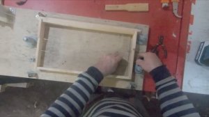 2023 05 14 Пересадка пчелы Карника. Дадан в рамку рута, в ул