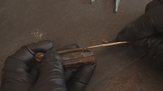 Ремонт старой зажигалки времен второй мировой войны