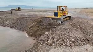 Самосвал TRAGO HYUNDAI SCANIA грузоподъемностью 25,5 тонн перевозит каменную засыпку морем с помощью