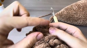 Вязанная крючком декоративная подушка Шишка