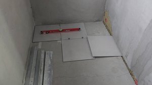 Балкон в стиле лофт: начальная раскладка плитки Laparet Alabama