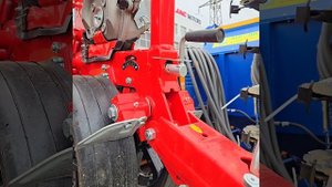 8-ми рядковая дисковая пневматическая сеялка с механизмом для внесения удобрений