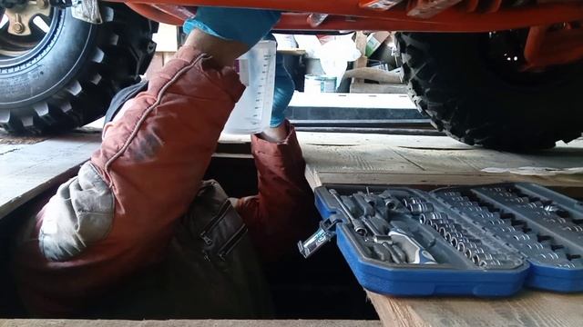 Забираем и ставим резину Kenda. Замена масла в редукторе Kayo Au200. смотреть онлайн